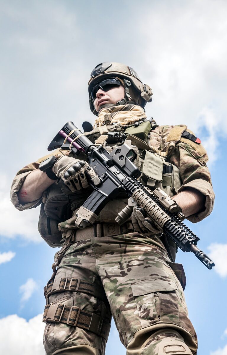 Bezpieczeństwo narodowe Żołnierz na warcie z karbinem w ręku