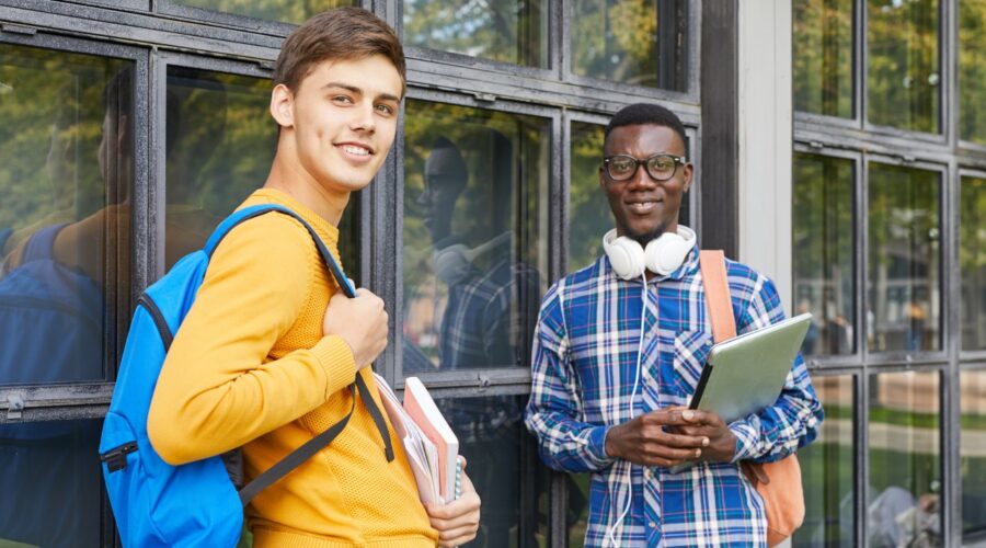 Stypendia Studenci stojący przed uczelnią