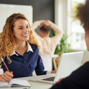 Dokumenty do dofinansowania do studiów Grafika przedstawiająca osobę doradzającą petentowi w sprawie dokumentów do dofinansowania