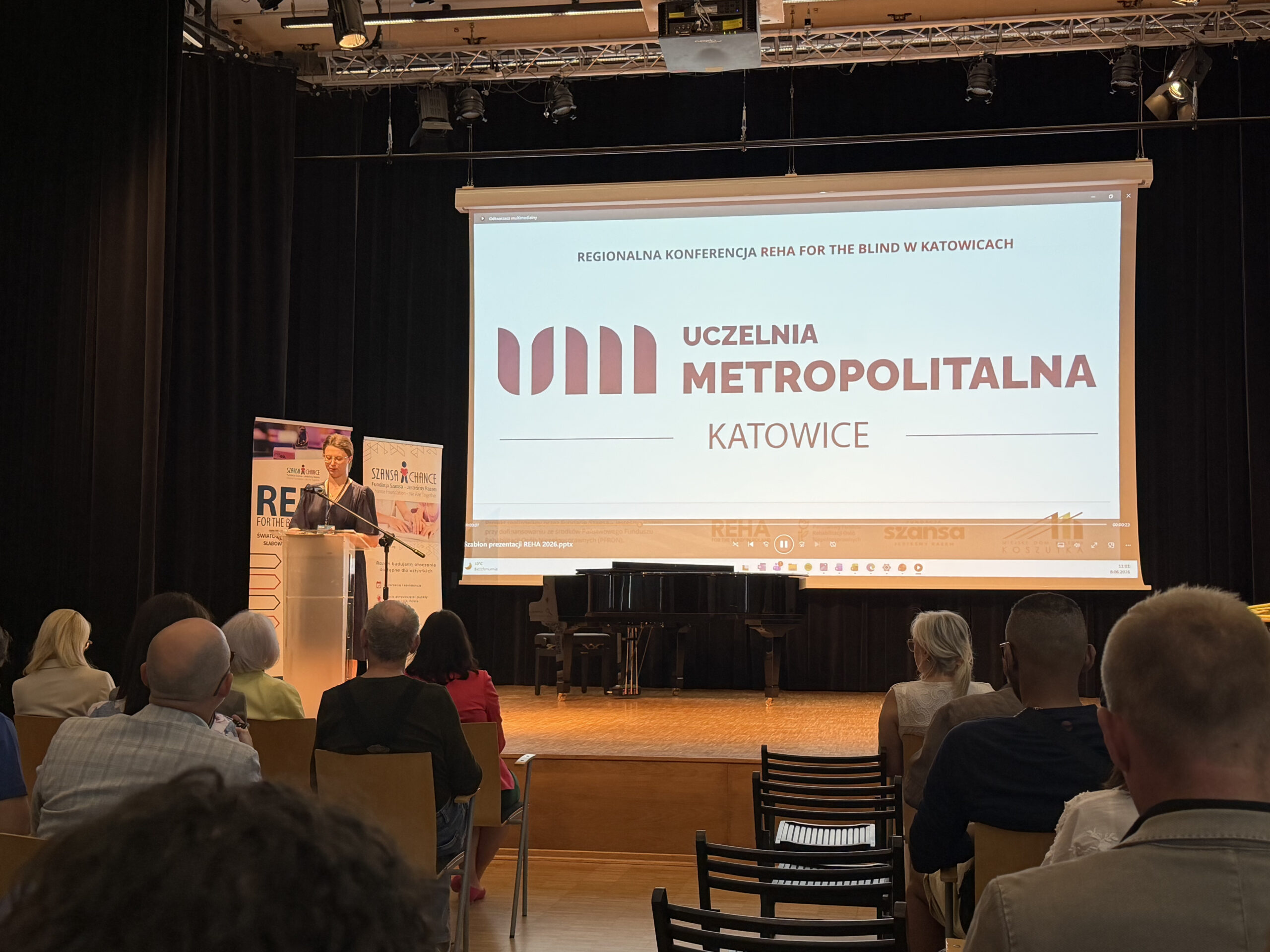 Praconiczka Uczelni Metropolitalnej wygłasza na scenie referat